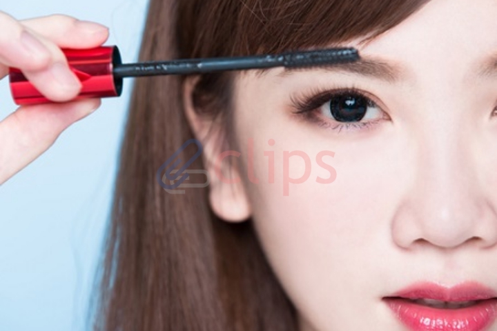 clips　眉パウダーを塗る女性